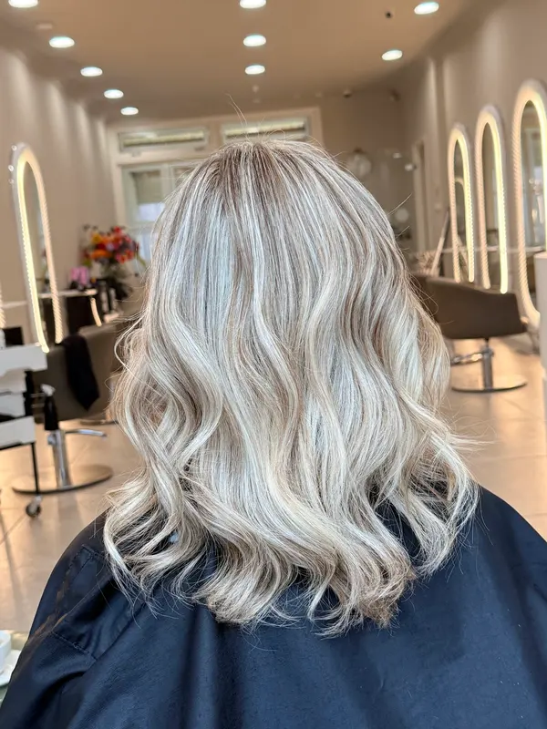 Blond met zachte slag tot op de schouders